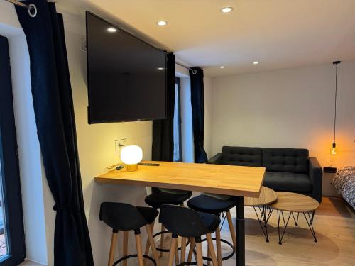 une pièce avec une table, des chaises et un canapé dans l'établissement Grand Studio - Au Faubourg - Strasbourg Centre, à Strasbourg