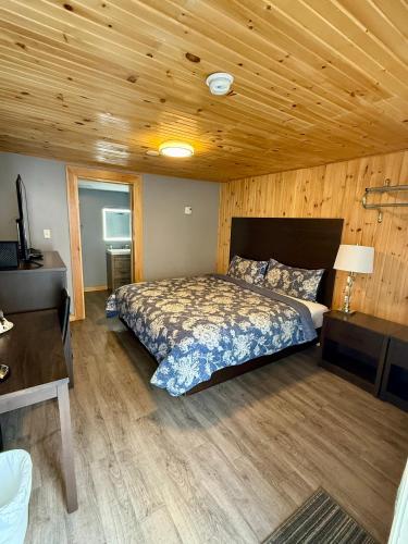 Кровать или кровати в номере Mackenzie Motel & Cottages