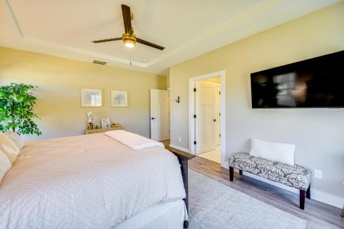 Una cama o camas en una habitación de Near Beach and Trails Elegant Home in Cape Charles!