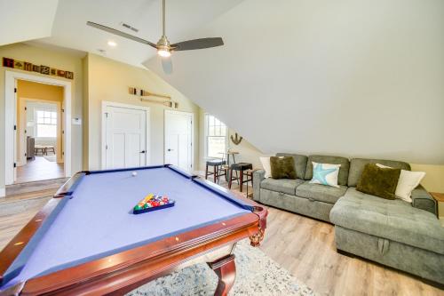 Un lugar para sentarse en Near Beach and Trails Elegant Home in Cape Charles!