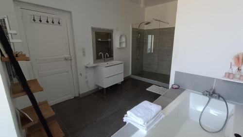 une salle de bain blanche avec un lavabo et une douche dans l'établissement Le Clos des Mimosas, à Béziers