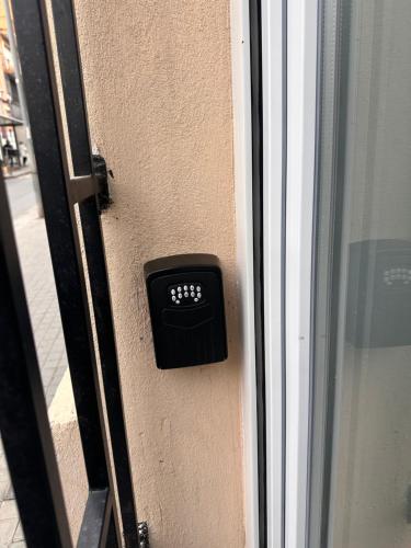 a door with a black button on the side at Apartamento en Planta Baja Cerca de la Playa en Badalona in Badalona