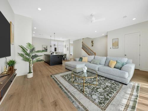 a living room with a couch and a table at Uptown Escape l Stylish Stay near Downtown Dallas in Dallas