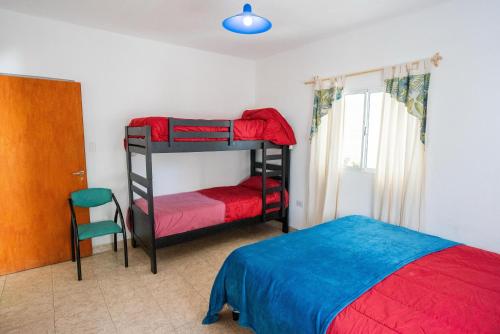 a bedroom with two bunk beds and a bed at Alquiler de departamentos por dia Novos Apart Catamarca in San Fernando del Valle de Catamarca
