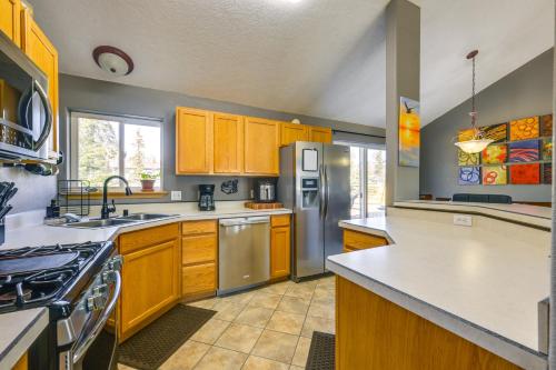 Η κουζίνα ή μικρή κουζίνα στο Yard Space with Fire Pit Kenai Getaway!
