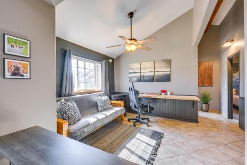Χώρος καθιστικού στο Yard Space with Fire Pit Kenai Getaway!