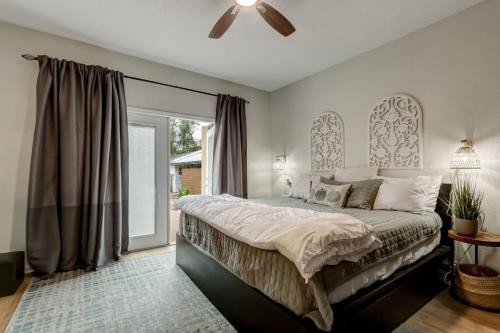 ein Schlafzimmer mit einem großen Bett und einem Fenster in der Unterkunft Happy Coastal Cottage for 6 in Jacksonville