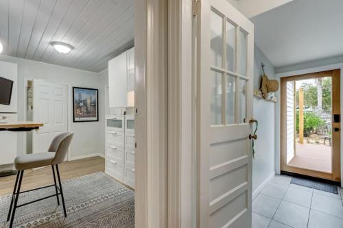 eine Küche mit einer Tür, die zu einem Esszimmer führt in der Unterkunft Happy Coastal Cottage for 6 in Jacksonville