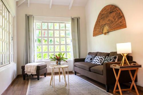 a living room with a couch and a window at La Prometida in Puerto Viejo