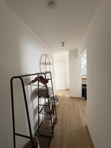 Habitación con estante y pared blanca en Charmant T2 rénové, en Lyon