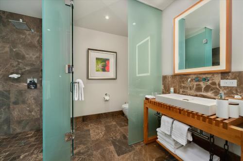 Koupelna v ubytování Your Own Luxury Private Resort Within A Resort At Seaglass 810 At Andaz Maui