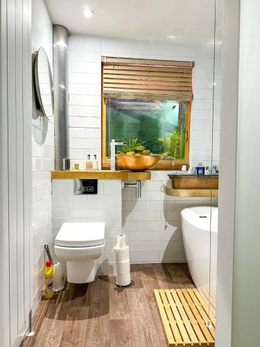 Ένα μπάνιο στο Seafront Serenity - Stylish Home for 5