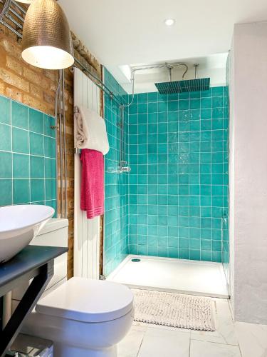 Ένα μπάνιο στο Seafront Serenity - Stylish Home for 5