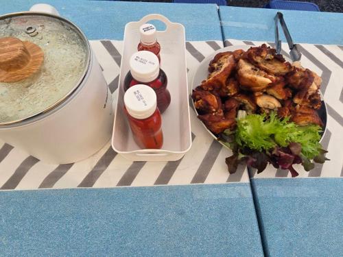 un piatto di cibo con ketchup e verdure accanto a un frullatore di Chaba 4 family a Nakhon Nayok