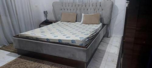 a bed with two pillows on it in a room at نسيم الرمثاء in Ar Ramthā