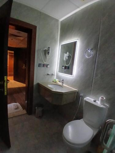 Salle de bains dans l'établissement Crown Town Hotel