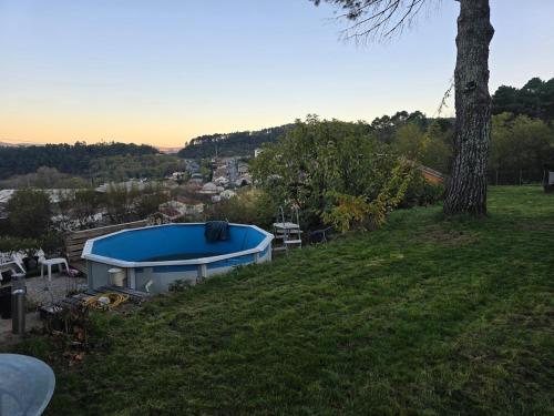 une maison avec une baignoire bleue sur le côté d'une colline dans l'établissement lartdeschoix, à Labégude