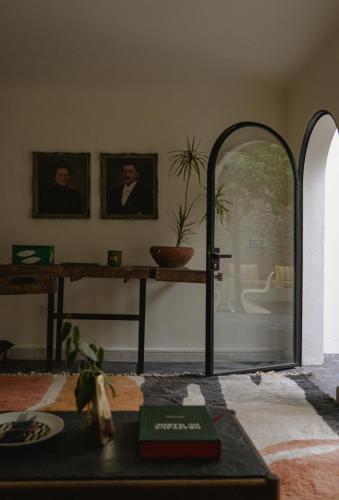 a living room with a mirror and a table at MORO Marrakech Boutique Hôtel in Marrakech