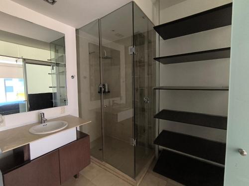 a bathroom with a glass shower and a sink at Cómoda habitación en Santa fe in Mexico City