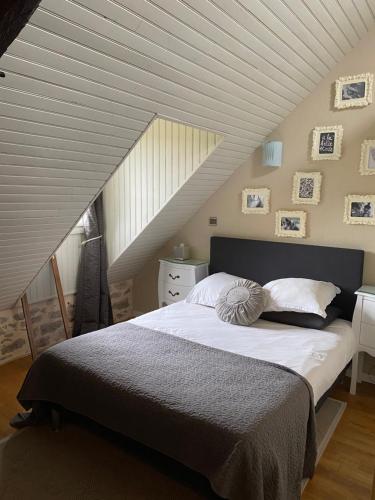 une chambre avec un grand lit dans un grenier dans l'établissement Le Mas de jouas, à Saint-Rémy