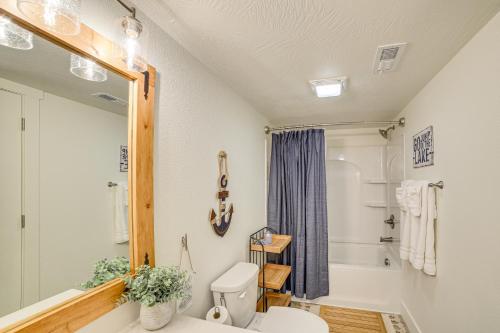 une salle de bain avec toilettes, baignoire et lavabo dans l'établissement Walk to Branson Landing Condo with Resort Amenities, à Branson