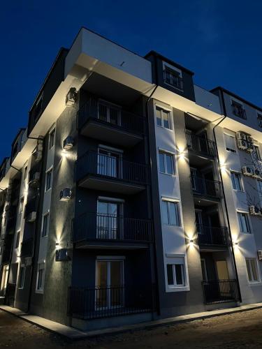 a tall building with lights on the side of it at Apartman Holiday 2 in Veliko Gradište
