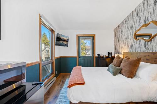 Ein Bett oder Betten in einem Zimmer der Unterkunft Spruce & Shore Motel