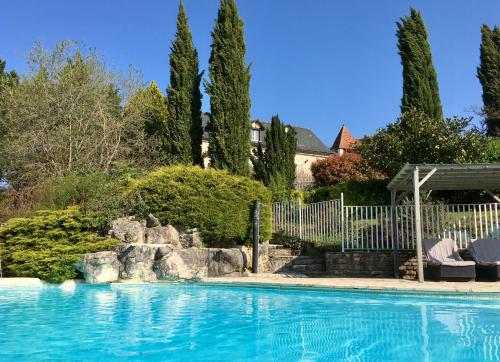 - une piscine dans une cour arborée dans l'établissement Le Mas de jouas, à Saint-Rémy