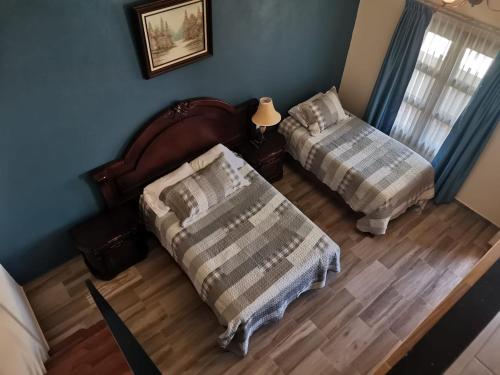 an aerial view of a bedroom with two beds at Mirador Johya Hotel in Bernal