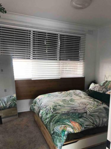Una cama o camas en una habitación de Beachfront & access to all St Kilda has to offer