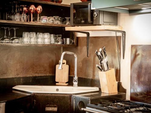 Il comprend une cuisine équipée d'un évier et d'une cuisinière. dans l'établissement La Bastide Romaine, à Entrecasteaux