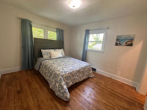 un dormitorio con una cama y una ventana en Shalom Home, en Charlotte