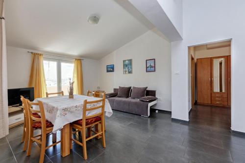 Apartments with parking space Grebastica, Sibenik - 24046