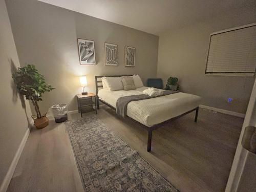 Katil atau katil-katil dalam bilik di Housepitality - The Gahanna Ranch - 3 BR - Airport