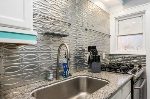 ヒューストンにあるSpacious Montrose Apartment Close to Downtown Houstonのシンクとコンロのあるキッチン