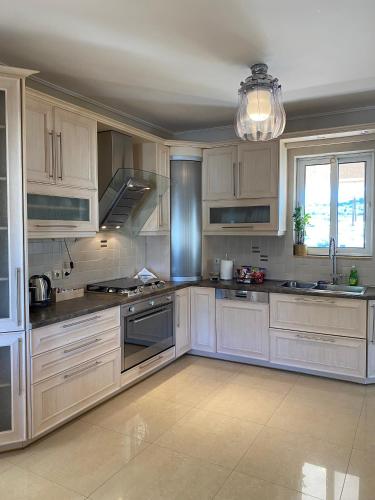 Una cocina o cocineta en Serenity Residence