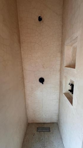a corner of a bathroom with a hole in the wall at Hotel Renata in Mazunte