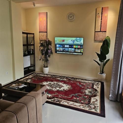 Una televisión o centro de entretenimiento en Suci's Friendly Garden Cottage