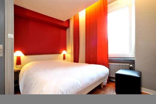 una camera con letto bianco e pareti rosse di The Originals Access, Hôtel Arum, Remiremont (Inter-Hotel) a Remiremont