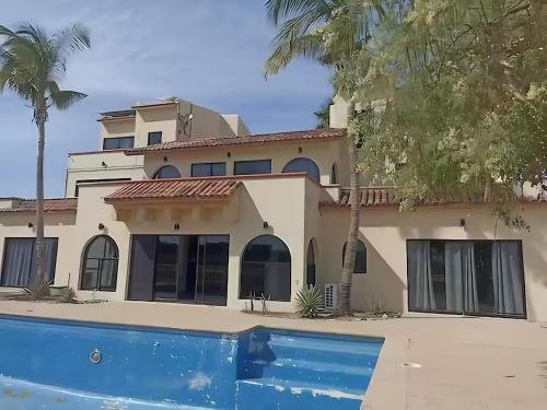 una casa con piscina delante en La Casona, San José del Cabo, en San José del Cabo