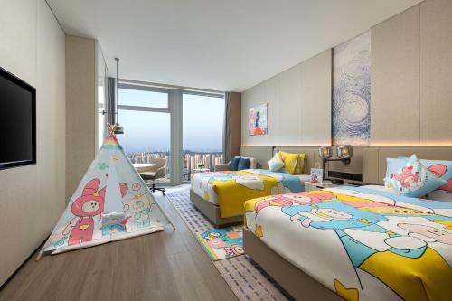 Ένα ή περισσότερα κρεβάτια σε δωμάτιο στο Crowne Plaza Jingmen by IHG