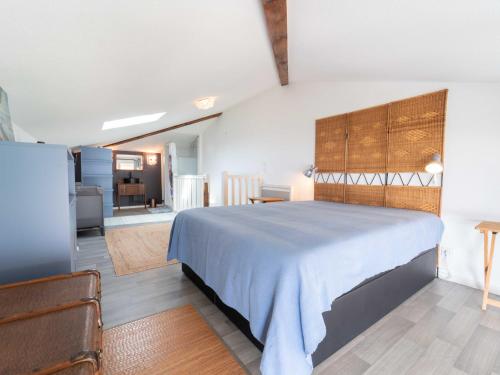 une chambre avec un grand lit et une cuisine dans l'établissement Appartement pour 4 avec vue sur le courant à Mimizan Plage, parking inclus - FR-1-50-172, à Mimizan