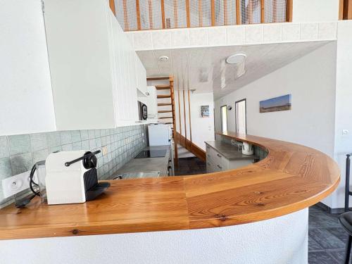 Il comprend une cuisine équipée d'un comptoir et d'un grille-pain. dans l'établissement Villa lumineuse proche plage pour 8 personnes - FR-1-831-5, à Biscarrosse