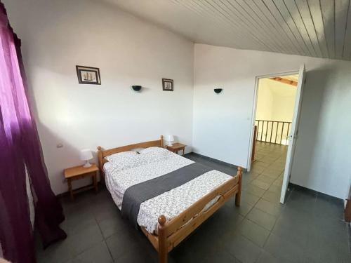 une chambre avec un lit dans une pièce dans l'établissement Villa lumineuse proche plage pour 8 personnes - FR-1-831-5, à Biscarrosse