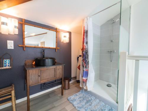 une salle de bain avec un lavabo et une douche dans l'établissement Appartement pour 4 avec vue sur le courant à Mimizan Plage, parking inclus - FR-1-50-172, à Mimizan