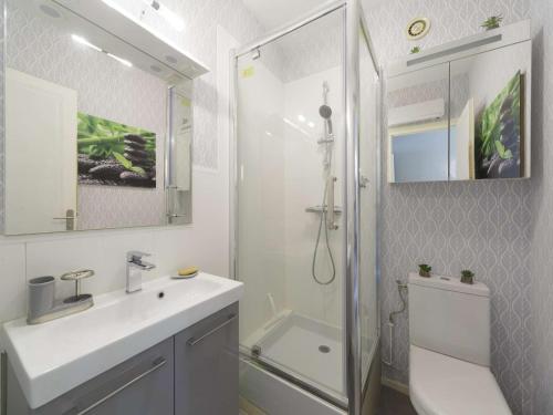 Ванная комната в Appartement 4 pers, 1 chambre, balcon pied de pistes Gourette - FR-1-400-138