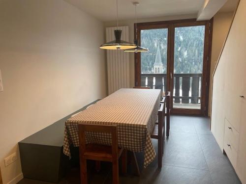une salle à manger avec une table et des chaises et une fenêtre dans l'établissement Spacieux Appartement 5 pièces, 8 pers, Proche centre et remontées, Parking - FR-1-676-220, à Châtel