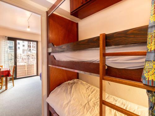 une chambre avec deux lits superposés dans l'établissement Studio cabine 4 personnes au pied des pistes à Gourette - FR-1-400-139, à Eaux-Bonnes