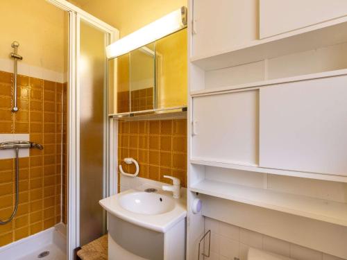 une salle de bain avec toilettes, lavabo et douche dans l'établissement Studio cabine 4 personnes au pied des pistes à Gourette - FR-1-400-139, à Eaux-Bonnes