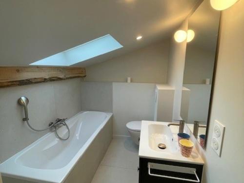 une salle de bain avec baignoire et toilettes dans l'établissement Spacieux Appartement 5 pièces, 8 pers, Proche centre et remontées, Parking - FR-1-676-220, à Châtel